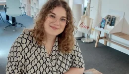 Denise-ondertekent-contract